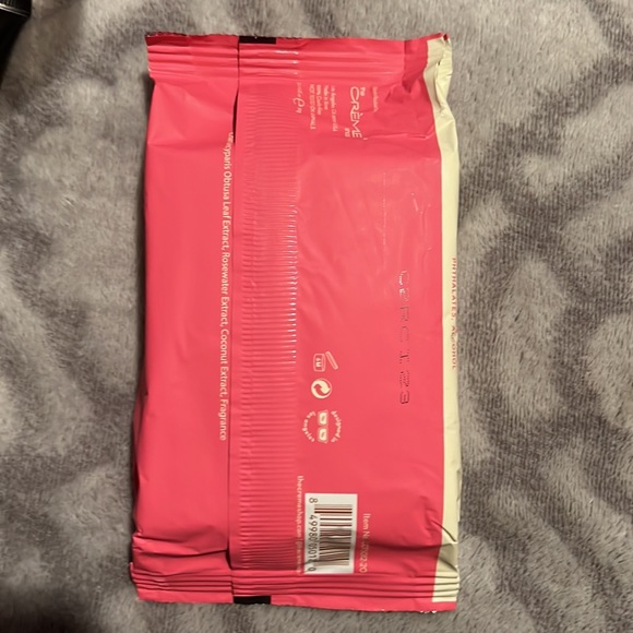 The Crème Shop 20 pre-wet towelettes of rose water and coconut! Brand New - Picture 2 of 3